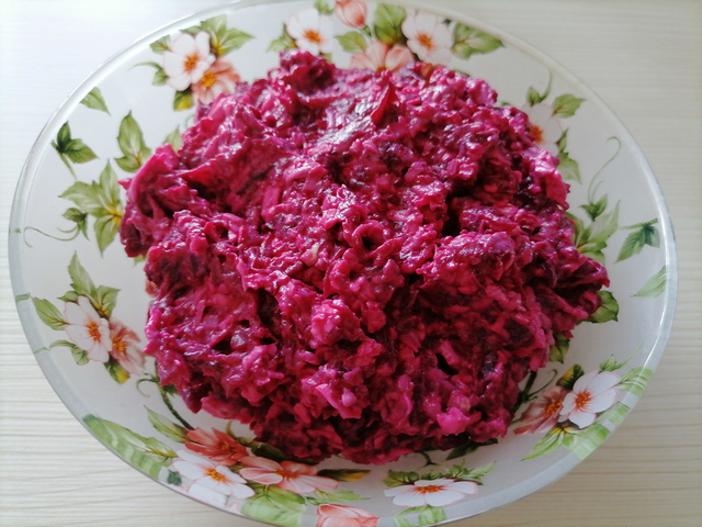Салат из свеклы с яйцами и сыром как приготовить