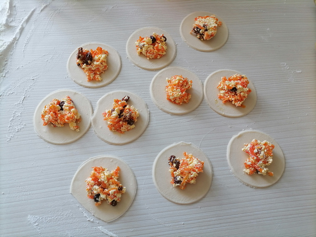 Вареники с морковью, творогом и изюмом формирование
