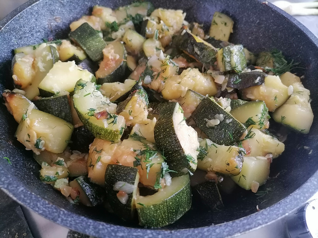 Жареные кабачки с луком и чесноком в сковороде как приготовить