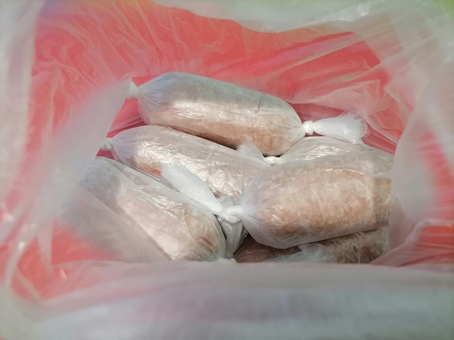 Замороженные домашние колбаски из свинины