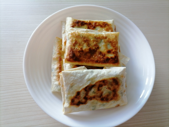 Конвертики из лаваша с яйцами и луком 2 рецепта