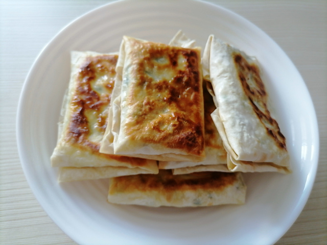 Конвертики из лаваша с яйцами, луком и плавленым сырком