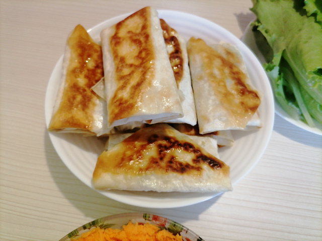Конвертики из лаваша с яйцами, луком и рыбными консервами как приготовить