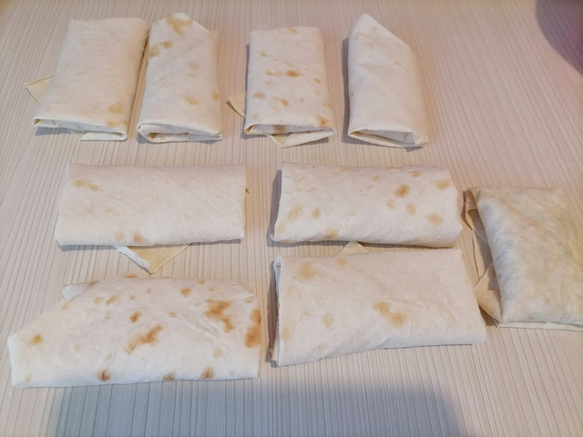 Конвертики из лаваша с яйцами, луком и рыбными консервами