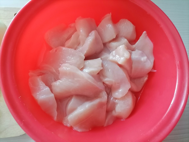 Нарезать ломтиками куриную грудку