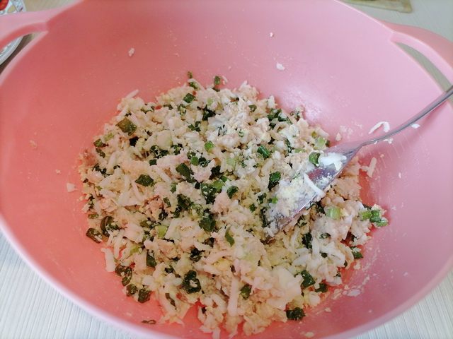 Начинка рыбные консервы с яйцами и луком для конвертиков