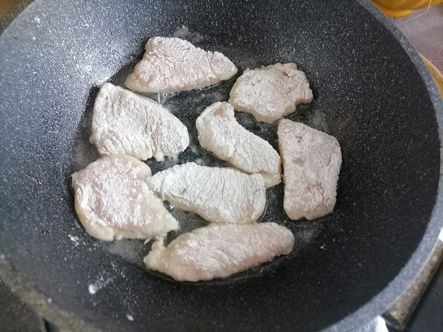 Обвалять куриную грудку в муке и обжарить