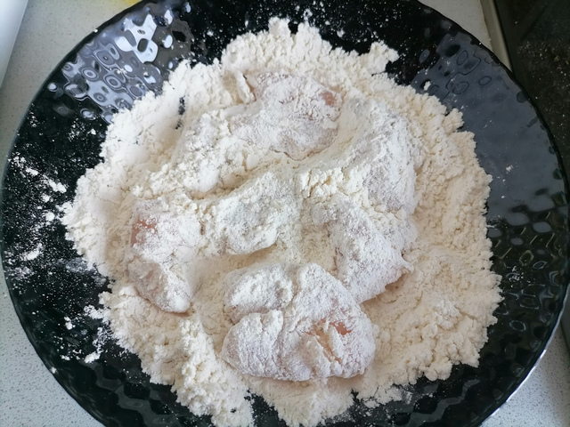 Обвалять куриную грудку в муке