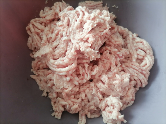 Перекрутить свинину для колбасок на мясорубке