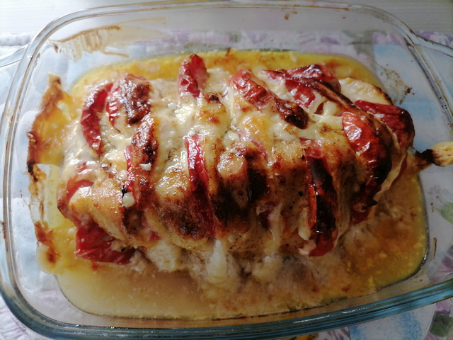 Грудка индейки с сыром и помидорами в духовке