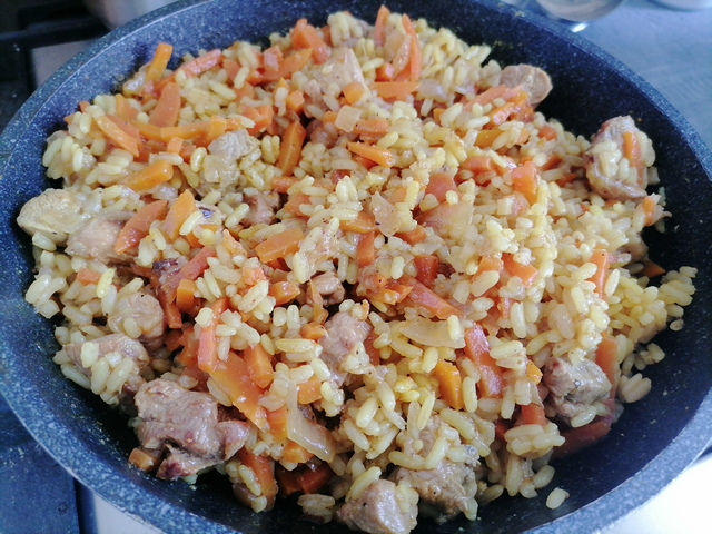 Индейка с рассыпчатым рисом, луком и морковью
