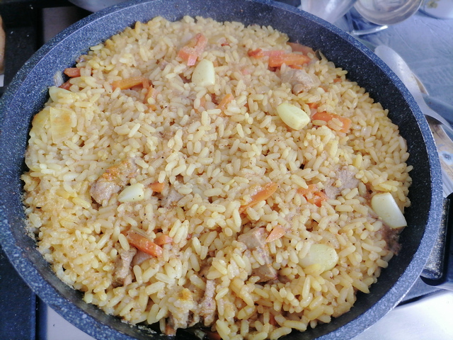 Индейка с рисом, луком и морковью как плов
