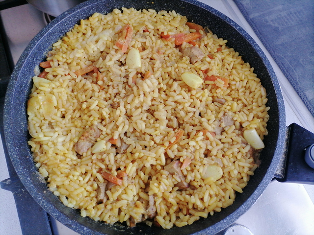 Индейка с рисом, луком и морковью как приготовить