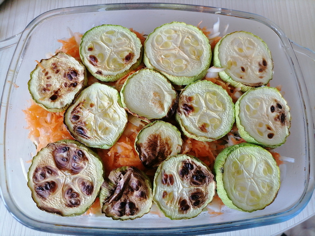 Запеканка из кабачков, моркови и лука формирование слоями
