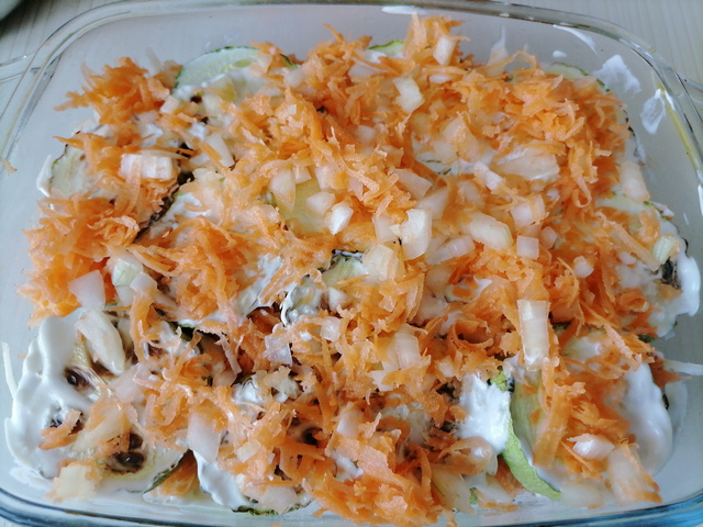 Запеканка из кабачков, слой моркови и лука