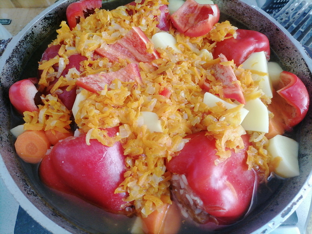 Перцы с фаршем и рисом тушеные в казане с овощами