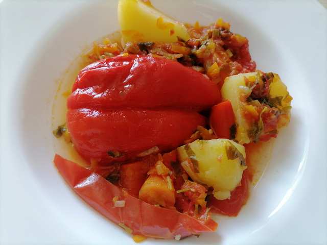 Перцы фаршированные фаршем и рисом тушеные в казане с овощами