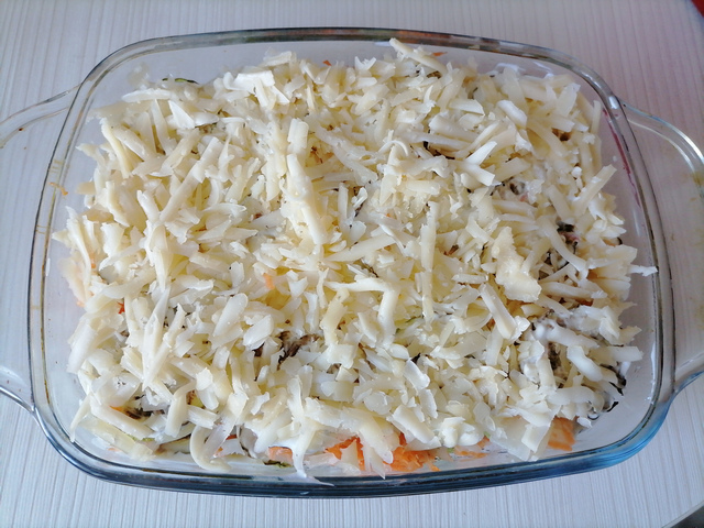 Посыпать кабачковую запеканку сыром