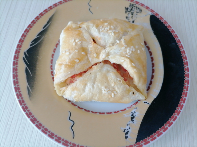 Слойки с творогом, помидорами и сыром в духовке как приготовить