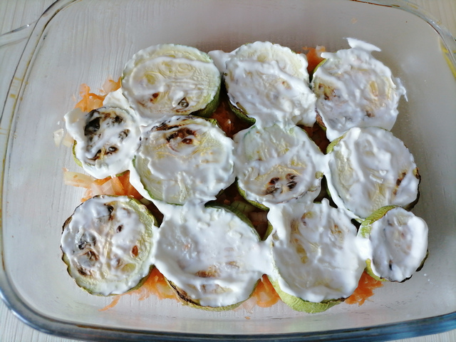 Смазать кабачки сметаной с чесноком