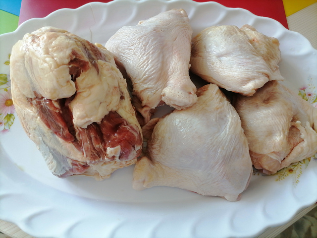 Говяжья рулька и курица для холодца