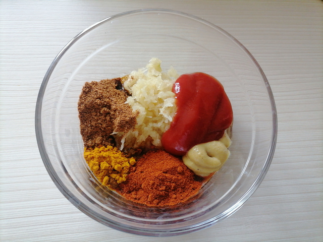 Добавить в маринад для курицы горчицу и кетчуп