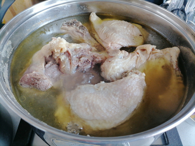 Достать из бульона куриное мясо