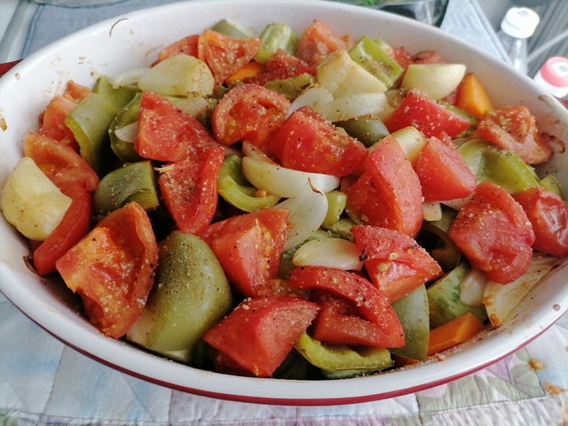 Достать кабачки с овощами из духовки и перемешать
