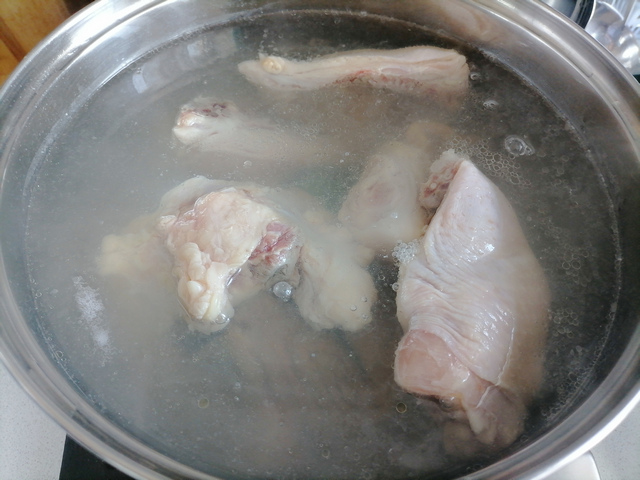 Заложить в воду говяжью рульку и куриное мясо
