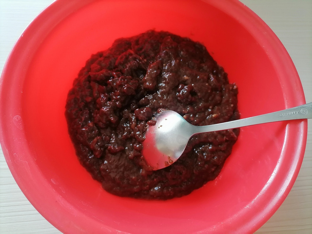 Измельчить на мясорубке баранью печень