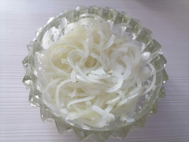 Маринованный лук с уксусом, солью и сахаром для шашлыка
