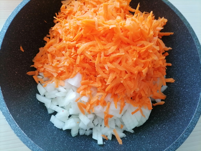 Обжарить лук с морковью для кабачковой икры
