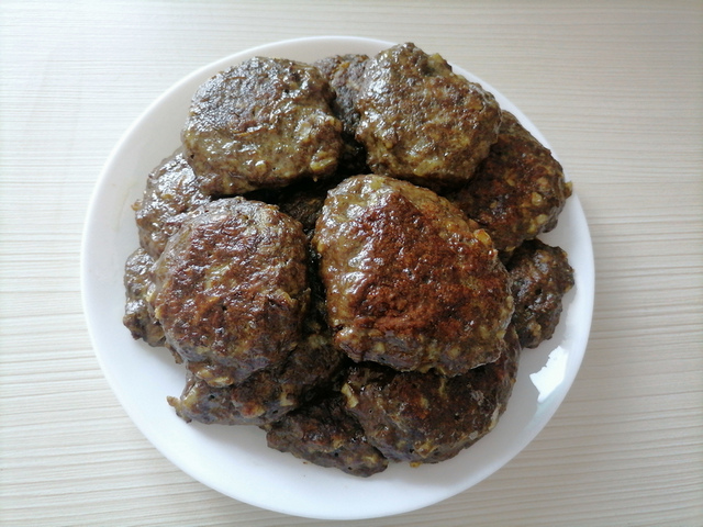 Оладьи из бараньей печени с луком, чесноком и мукой фотография