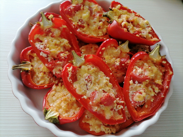 Перец болгарский с творогом, помидорами и сыром в духовке