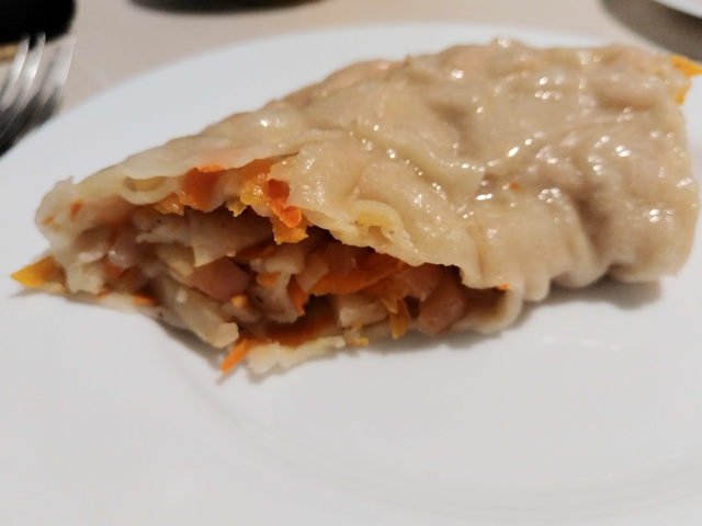 Рулет из пельменного теста с яблоками, луком и морковью в разрезе