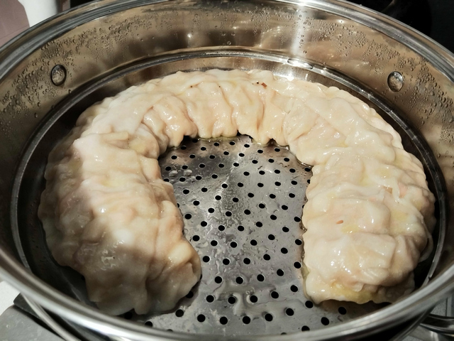 Рулет из пельменного теста с яблоками, морковью и луком как приготовить