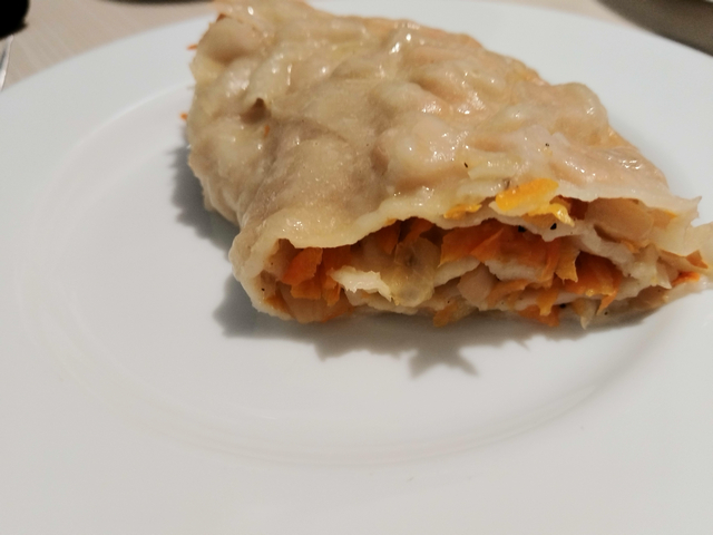 Рулет из пельменного теста с яблоками, морковью и луком подать на стол порционно