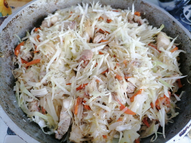 Тушеная капуста со свиной грудинкой, луком и морковью как приготовить