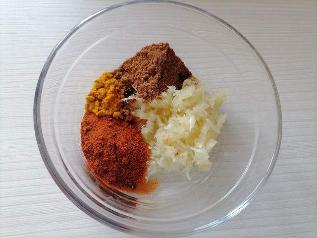 Чеснок, куркума, смесь перцев и приправа для курицы