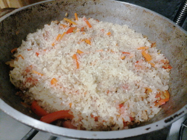 Добавить к фаршу с овощами рис