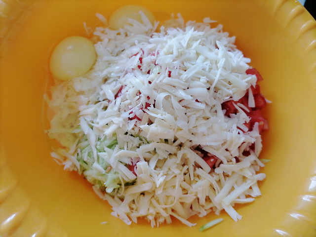 Кабачки с помидорами, сыром и яйцами для запеканки