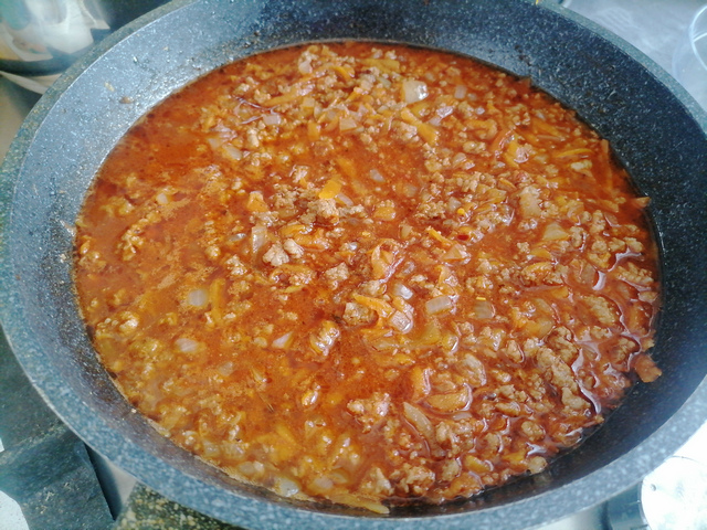 Налить в сковороду с фаршем и овощами воду