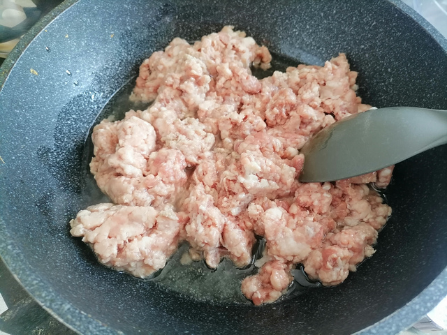 Обжарить фарш в сковороде для рожек